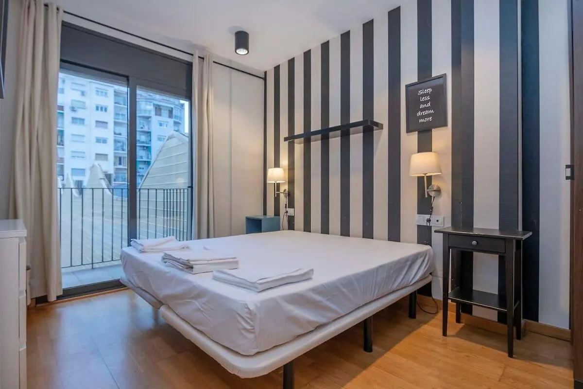 Apartment 2 Bedroom With Balcony In Eixample 1-1 Barcelona